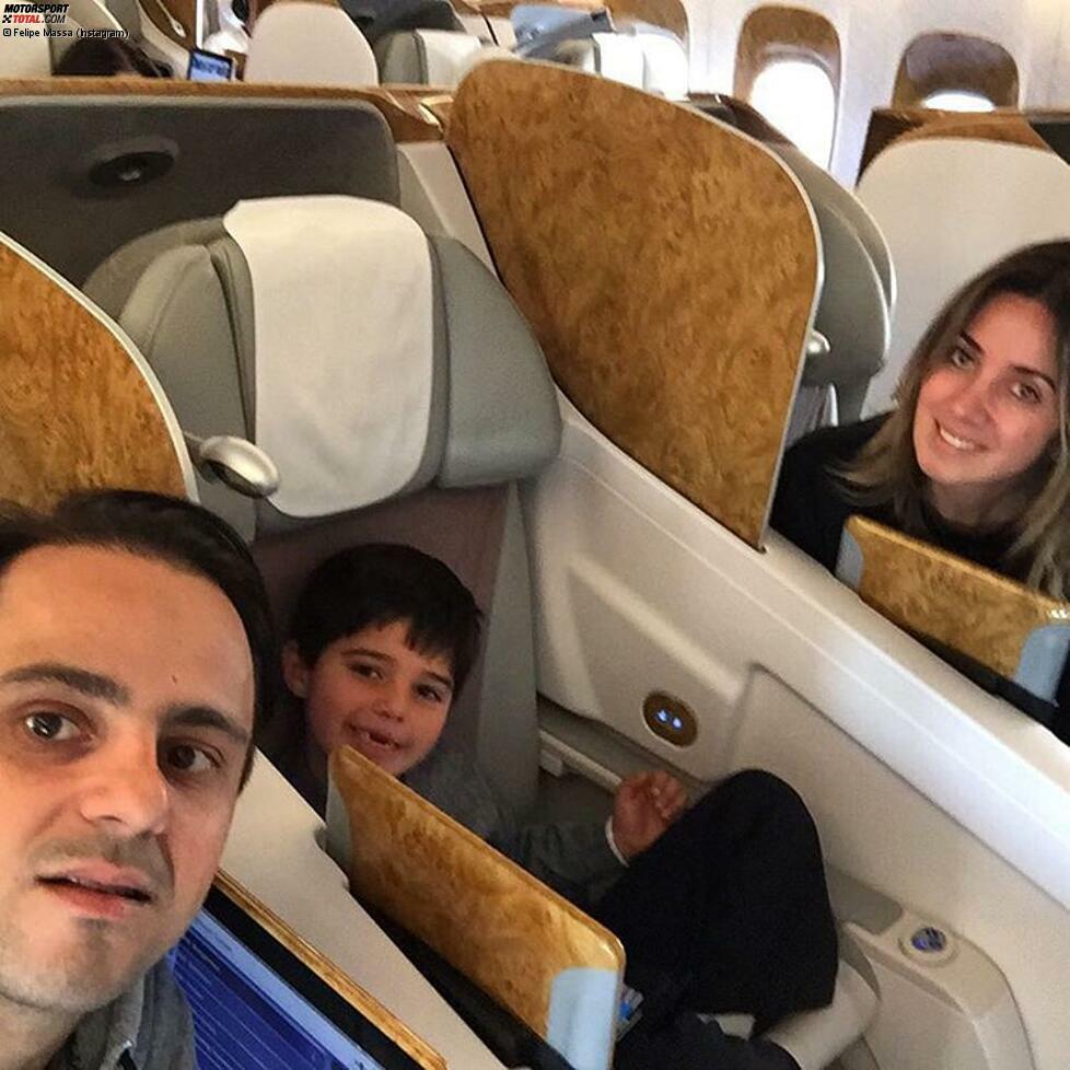 Familie Massa reist nicht mit dem Privatjet, aber zumindest Business-Class an - man gönnt sich ja sonst nichts. Und natürlich ist auch Klein-Felipinho beim Saisonfinale dabei. Aus einem ganz besonderen Grund, über den wir ein paar Fotos weiter aufklären.