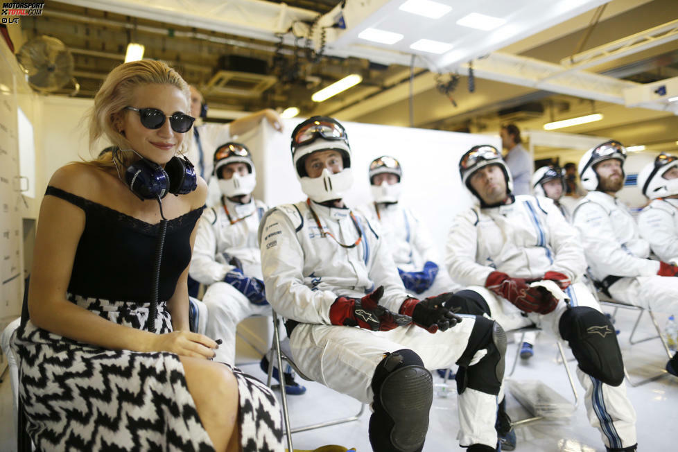 Großer Promi-Auflauf in Abu Dhabi: Sängerin Pixie Lott (Foto) ist ebenso zu Gast wie Rick Astley, ein Star der 80er und 90er. Das Line-up des Entertainmentprogramms kann sich übrigens sehen lassen: Headliner sind unter anderem Enrique Iglesias, Blur und Florence + the Machine.