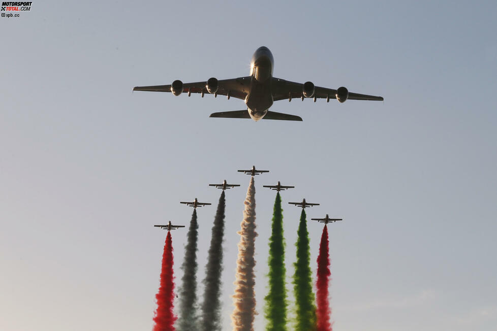 Der Airbus A380 von Grand-Prix-Sponsor Etihad ist in Abu Dhabi nichts Neues mehr, seine Begleitstaffel Al Fursan aber schon: Gleich sieben Aermacchi-MB-339NAT-Jets flankieren den 