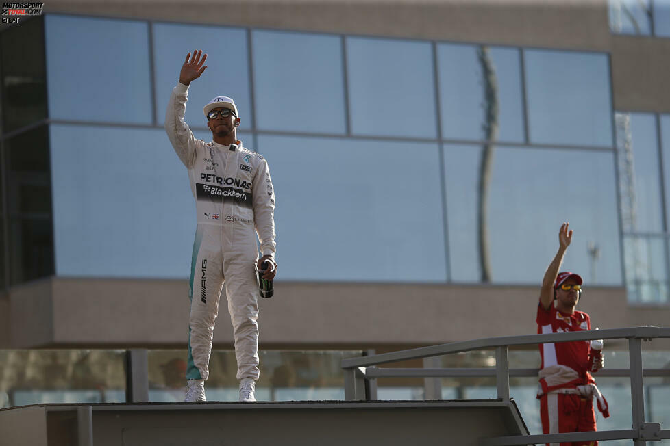 Man kann ihn mögen oder auch nicht, kalt lässt er jedenfalls keinen. Dass Lewis Hamilton bei der Fahrerparade den Truck zu seiner persönlichen Weltmeister-Bühne umfunktioniert, während alle anderen brav auf der Ladefläche stehen, ist seinen Kollegen wahrscheinlich egal. Der eine oder andere TV-Kommentator kann sich eine Bemerkung dazu aber nicht verkneifen.