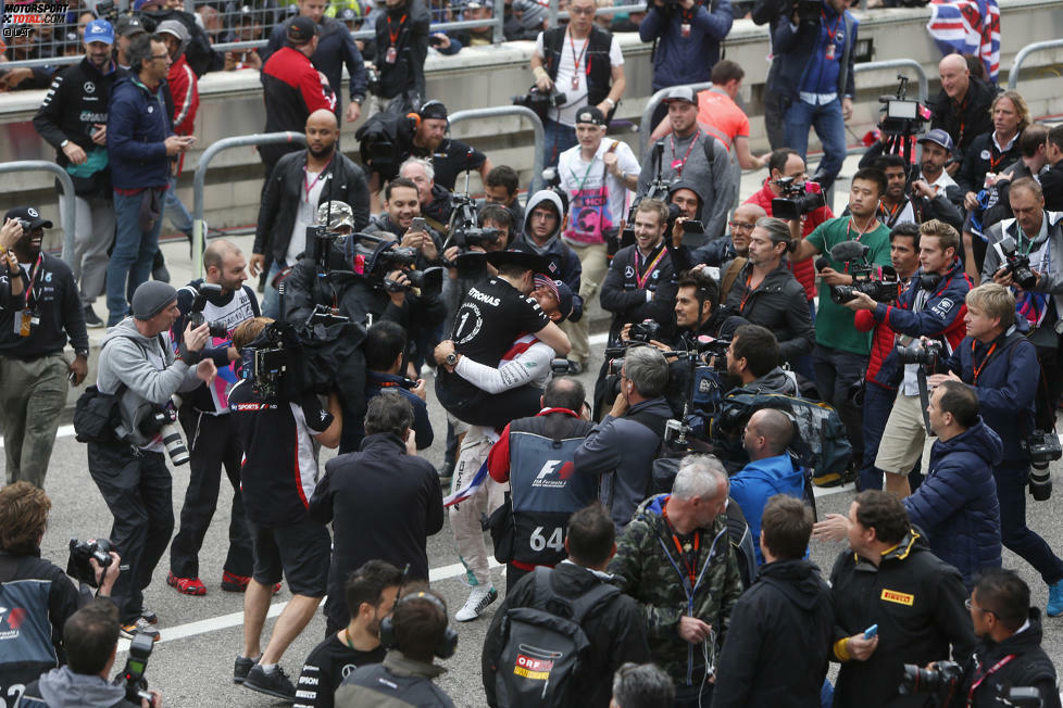 ... oder einfach irgendjemandem um den Hals fallen. Und wenn man Lewis Hamilton heißt und gerade Formel-1-Weltmeister geworden ist, dann wird man beim Jubeln eben ständig von dutzenden Kameras begleitet.