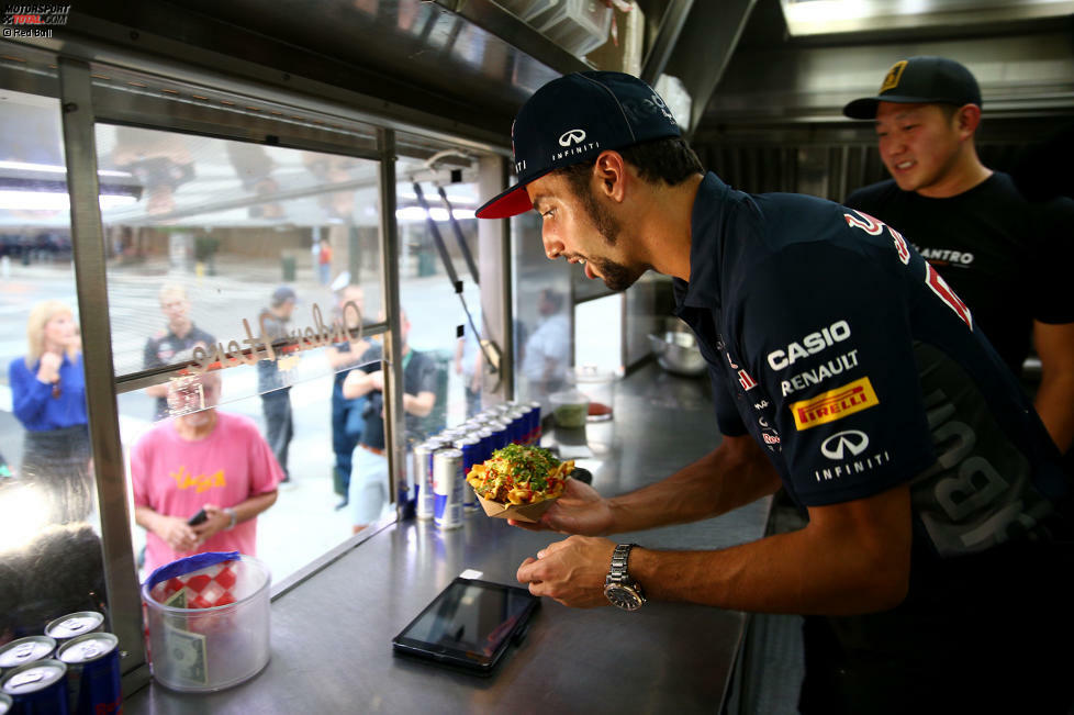 Und was war in Texas sonst noch los? Sonnyboy Daniel Ricciardo, auch 2015 standesgemäß mit Goatee, macht vor dem Grand Prix ein Schnellpraktikum in einem Food-Truck. Thema: Texanisch-Koreanisch. 