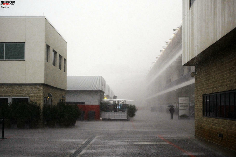 Faustregel: Wenn man vom Media-Center aus das andere Ende des Paddocks nicht mehr sehen kann, dann sollte die Session vielleicht abgesagt werden. Denkt sich die FIA und cancelt nach dem zweiten Freien Training auch das (Samstags-)Qualifying.