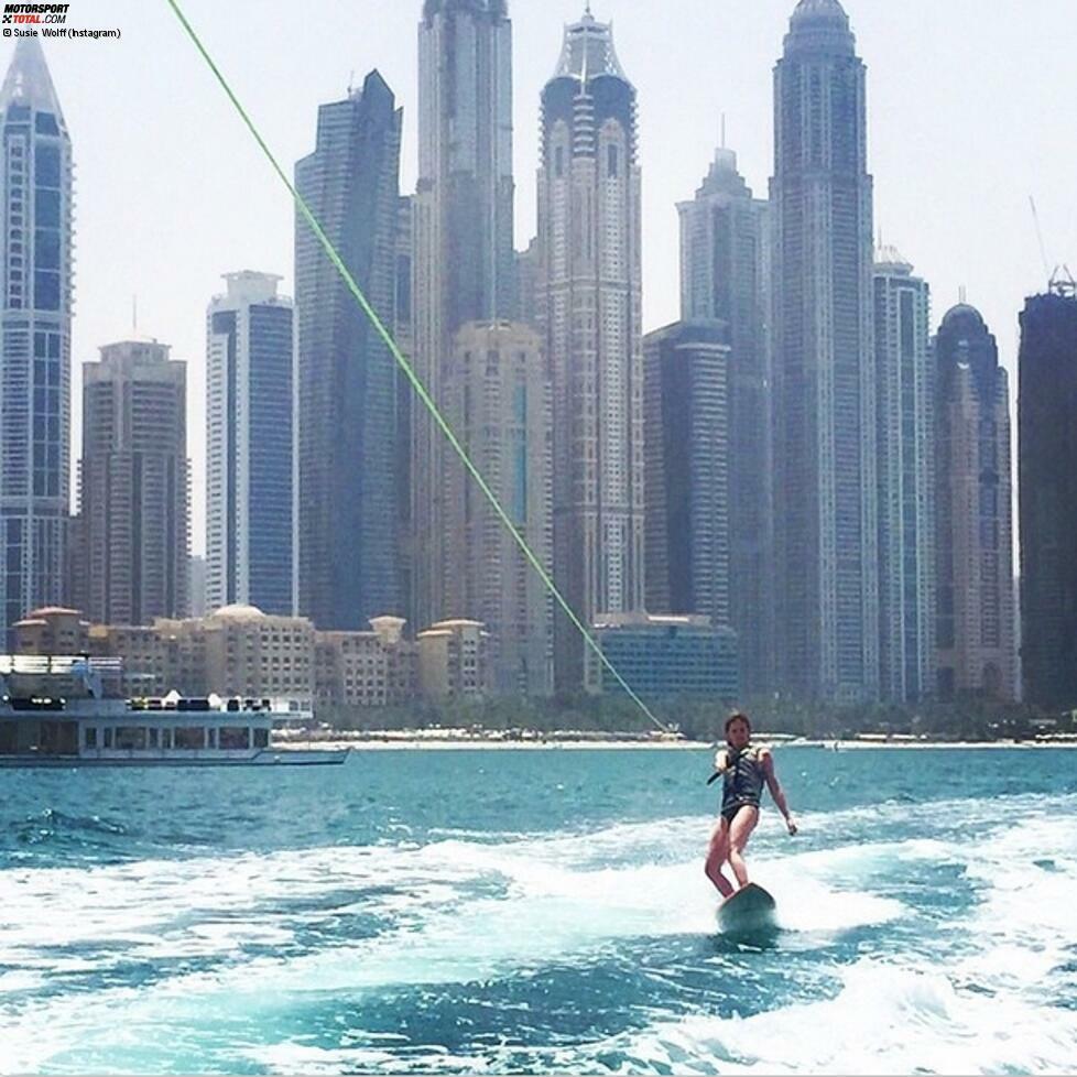 Susie Wolff bevorzugt lieber das kühle Nass des Persischen Golfs, beim Wasserskifahren mit Bernie Ecclestones Ehefrau Fabiana.