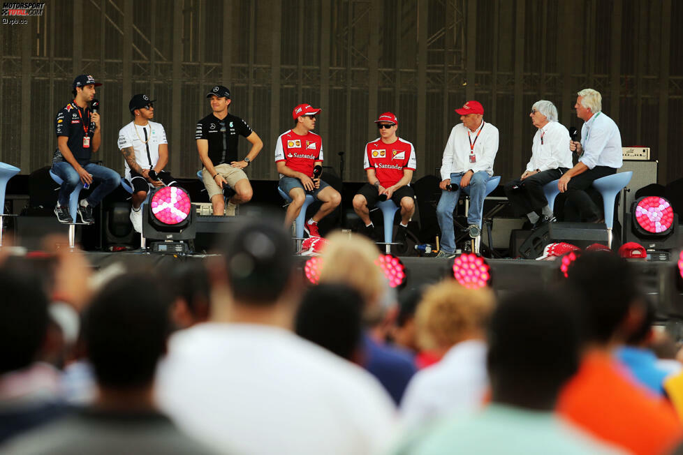 Hochkarätige Fragerunde für die Fans hinter der Haupttribüne: Nicht nur fahrende Stars wie Lewis Hamilton und Sebastian Vettel stehen Rede und Antwort, sondern auch Bernie Ecclestone himself. Davon könnte man sich auch in Deutschland eine Scheibe abschneiden.