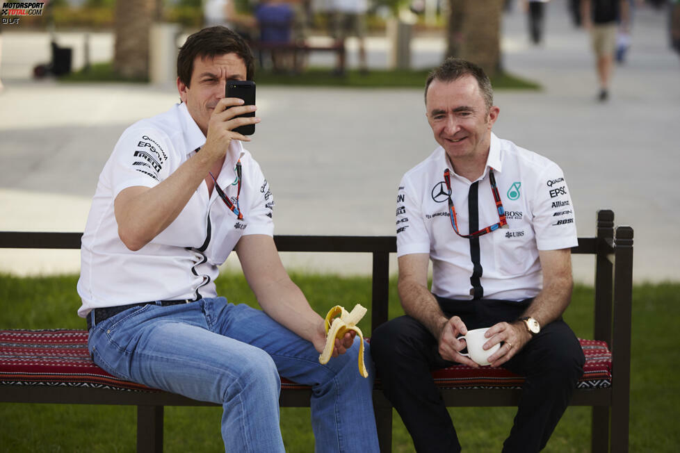 Eine Tasse Kaffee für Paddy Lowe, eine Banane für Toto Wolff: Die Mercedes-Bosse sind so relaxt, dass ein Selfie im gemütlichen Bahrain-Paddock jederzeit drin ist.