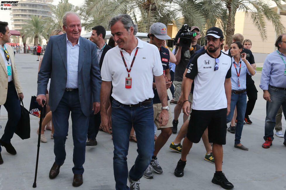 Spanische Top-Prominenz unter sich: König Juan Carlos, Carlos Sainz (Senior und Junior) und Fernando Alonso. Trotz des royalen Besuchs gibt es in Bahrain für die spanische Fraktion keinen einzigen WM-Punkt.