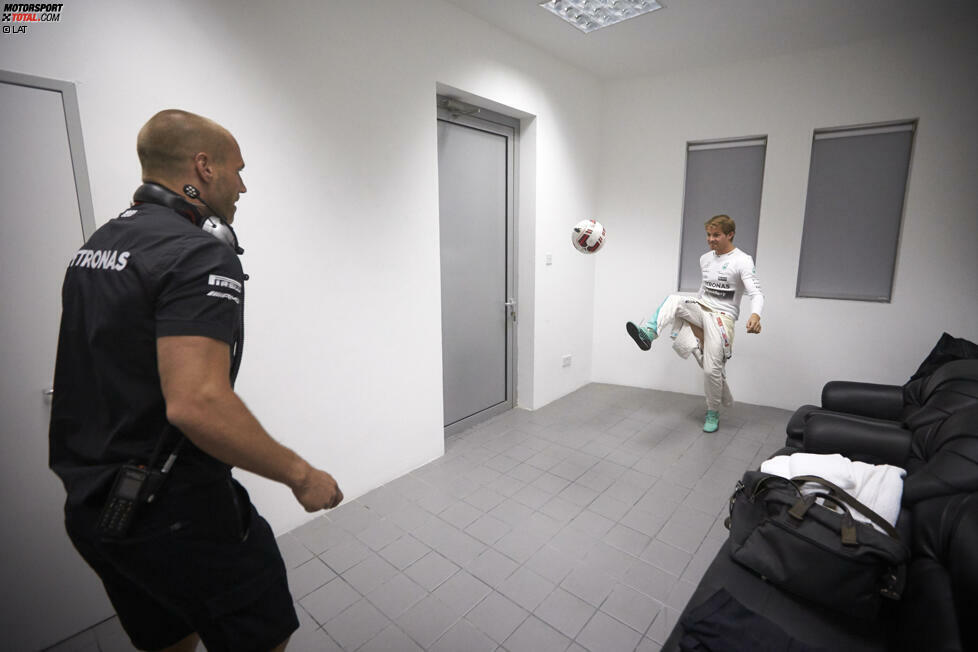 Warmup im Fahrerkämmerchen: Nico Rosberg frönt mit Physio Daniel Schlösser seinem Lieblingshobby, dem Fußballspielen. Zumindest das kann er besser als sein Teamkollege...