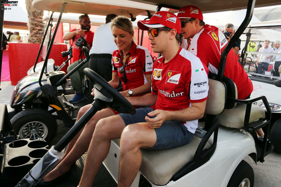 Auch wenn Kimi Räikkönen als Zweiter die Kastanien aus dem Feuer holt: Der neue Star bei Ferrari heißt Sebastian Vettel. Und der Teamleader, ganz der Chef, greift dann auch beim Golfcart ans Steuer. Mit Medienbetreuerin Britta Roeske am Beifahrersitz.