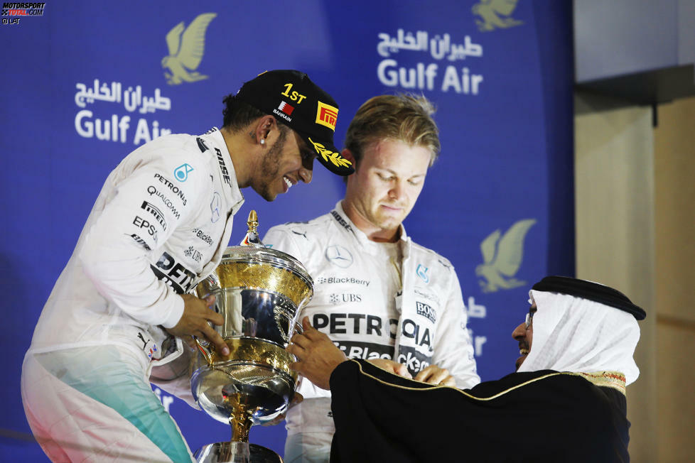 Ein Bild sagt mehr als 1.000 Worte: Lewis Hamilton holt seinen dritten Siegerpokal im vierten Rennen ab - und Nico Rosberg grübelt mit gesenktem Kopf, wie er vielleicht doch noch Weltmeister werden kann.