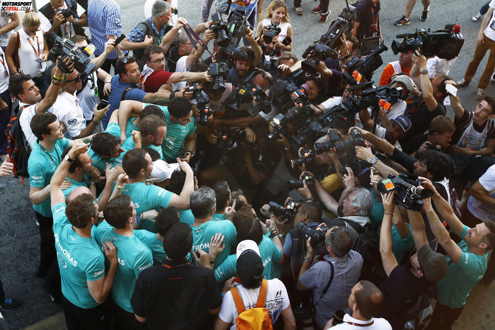 Und nach der ersten Pole folgt sogleich der erste Sieg. Beim Jubelfoto tummeln sich mehr Fotografen als Mercedes-Mechaniker rund um Nico.