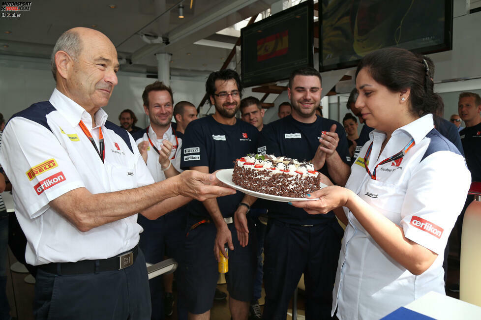 Happy birthday, Monisha! Die Sauber-Chefin feiert in Barcelona ihren 44. Geburtstag - bekommt von ihren Fahrern aber keine WM-Punkte geschenkt. Die Torte aus den Händen ihres Partners Peter Sauber muss reichen.