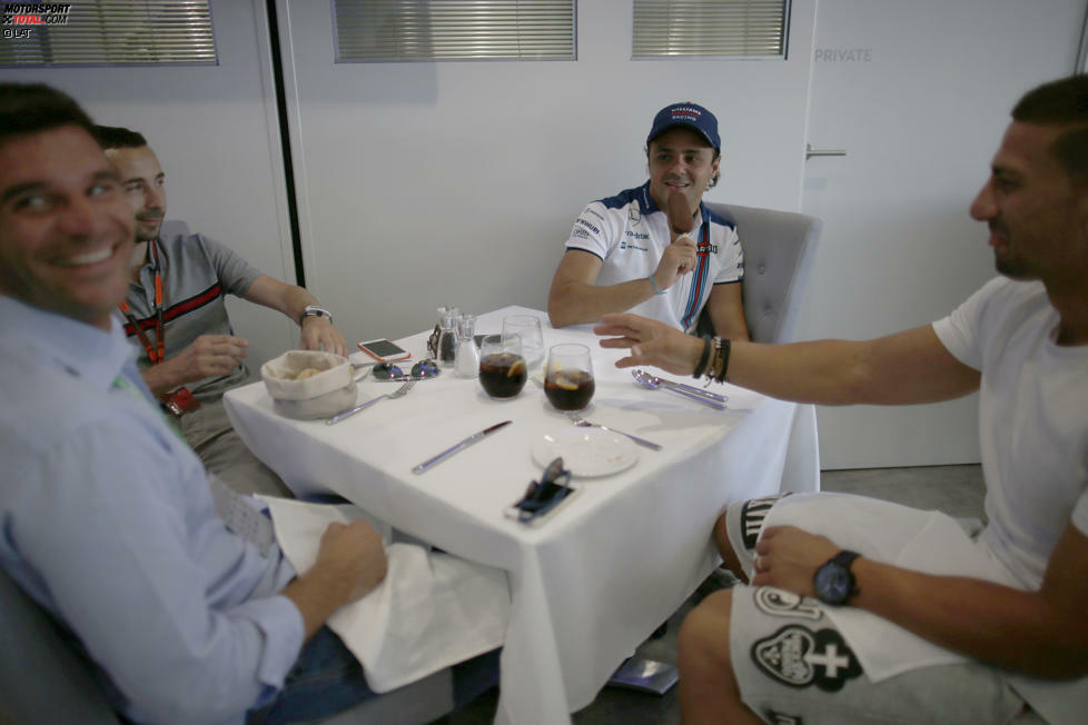 Also muss Abhilfe gegen die Hitze geschafft werden. Felipe Massa gönnt sich ein Magnum-Eis, wie es bei Lotus dank Sponsor Unilever gratis angeboten wird. Ob er wohl einen weniger auffälligen Dieb in die benachbarte Hospitality geschickt hat?