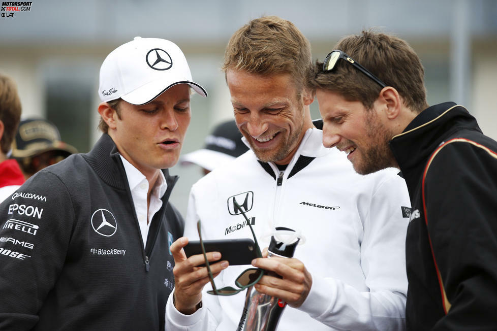Boys just wanna have fun: Wer sagt, dass Formel-1-Fahrer heutzutage keinen Spaß mehr haben? Jenson Button teilt, worüber er auch immer gerade lachen mag, mit Nico Rosberg und Romain Grosjean. Man hat das Gefühl: Die Fahrer wachsen unter GPDA-Direktor Alexander Wurz wieder enger zusammen.