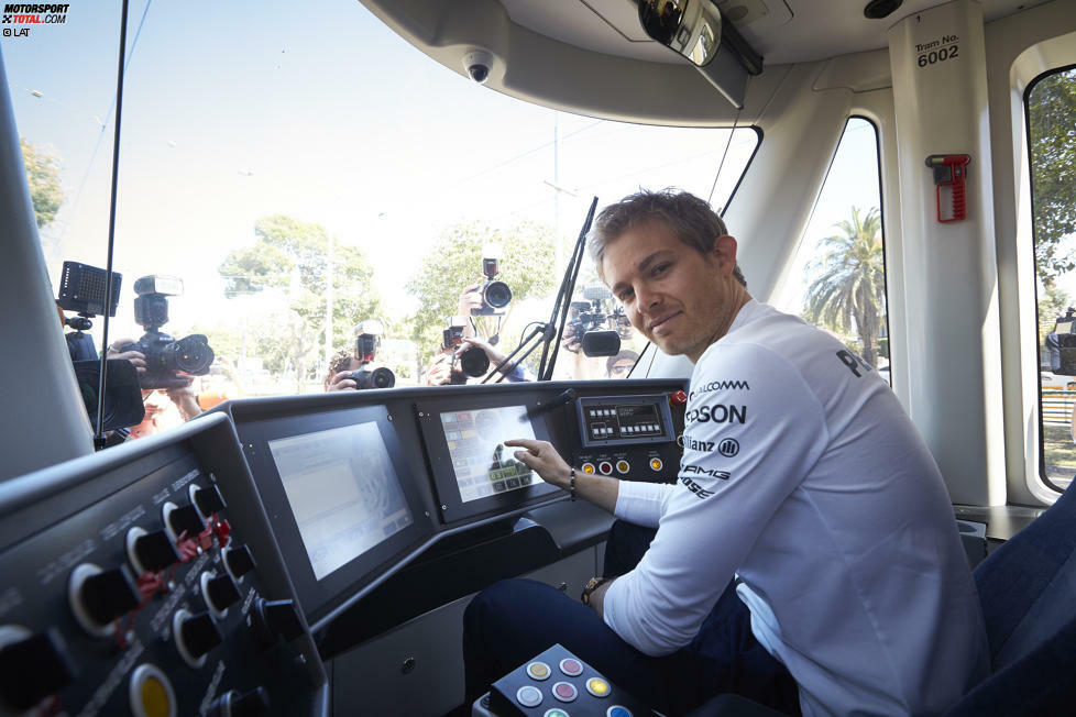 Der Sieger der Australian Open Tennis fährt montags nach dem Finale immer mit Tram und Trophäe durch Melbourne. Eine Tradition, die nun auch die Formel 1 eingeführt hat. Nico Rosberg macht sich auch am Steuer eines etwas größeren Fahrzeugs tadellos.