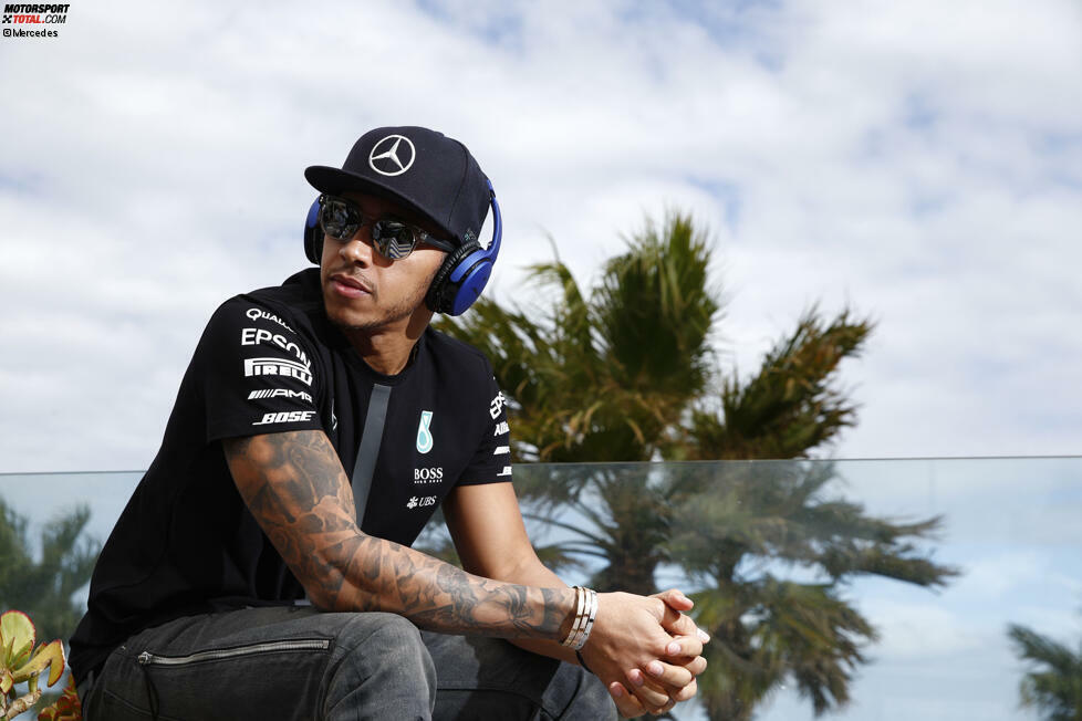 Fokussiert: Weltmeister Lewis Hamilton scheint den Trennungsschmerz von Nicole Scherzinger überwunden zu haben und präsentiert sich beim Mercedes-Medientermin am St Kilda Beach relaxt und locker.