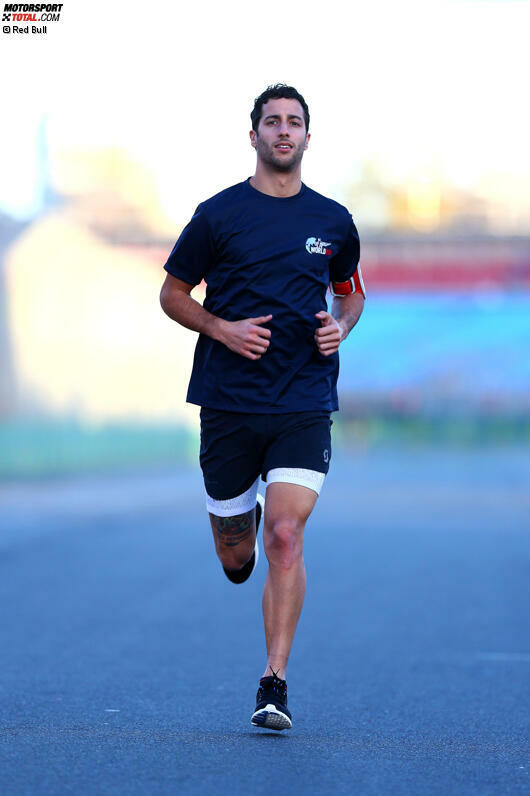 ... oder beim Joggen. Übrigens: Am 3. Mai läuft Daniel Ricciardo beim Wings-for-Life-World-Run mit. Jeder gelaufene Kilometer kommt der Erforschung von Rückenmarksverletzungen zugute. Damit Querschnittgelähmte eines Tages wieder gehen können.