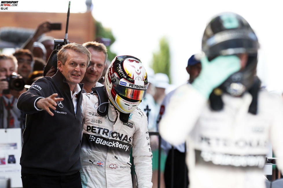 Mercedes-Vorstand Thomas Weber feiert mit Auftaktsieger Lewis Hamilton. Nico Rosberg wirkt nach Platz zwei enttäuscht. Zurecht: Er macht im Rennen keinen Stich gegen den Teamkollegen und ist meilenweit von einer Wiederholung des Vorjahressieges entfernt.