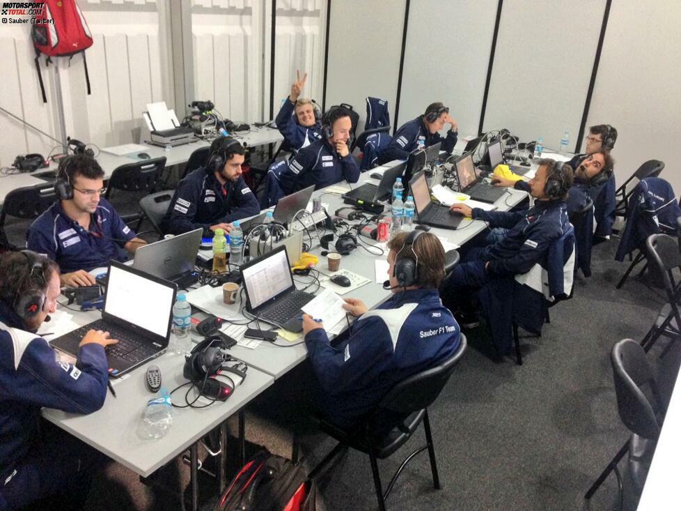 Suchbild beim Sauber-Briefing: Wo sind die Herren Ericsson und Nasr? Kleiner Tipp: Es gibt auf dem Foto genau zwei Personen, die nicht in ihren Monitor vertieft sind...