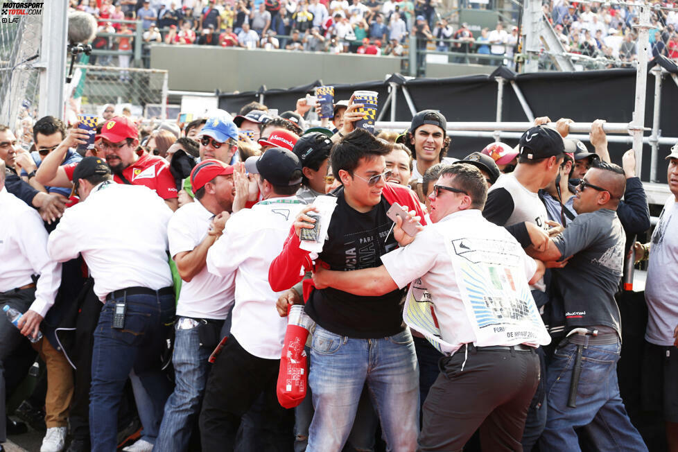 Mexiko außer Rand und Band: Die Security hat alle Mühe, die Fans im Zaum zu halten - und kapituliert spätestens bei der Siegerehrung. Was der Gänsehautstimmung keinen Abbruch tut.