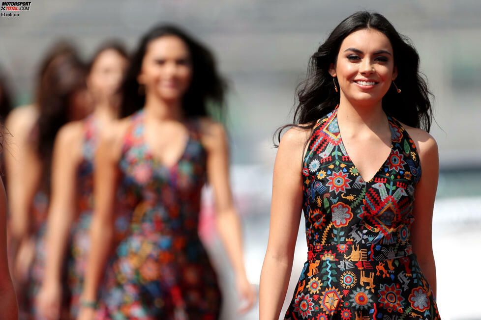 Die schönsten Bilder aus Mexiko? Wenn Sie uns Fragen: die Gridgirls! Auch wenn eine der hübschen Damen wenige Minuten vor dem Start in Ohnmacht fällt. Ob wegen der Hitze oder wegen des unwiderstehlichen Charmes von Senor Perez, entzieht sich unserer Kenntnis.