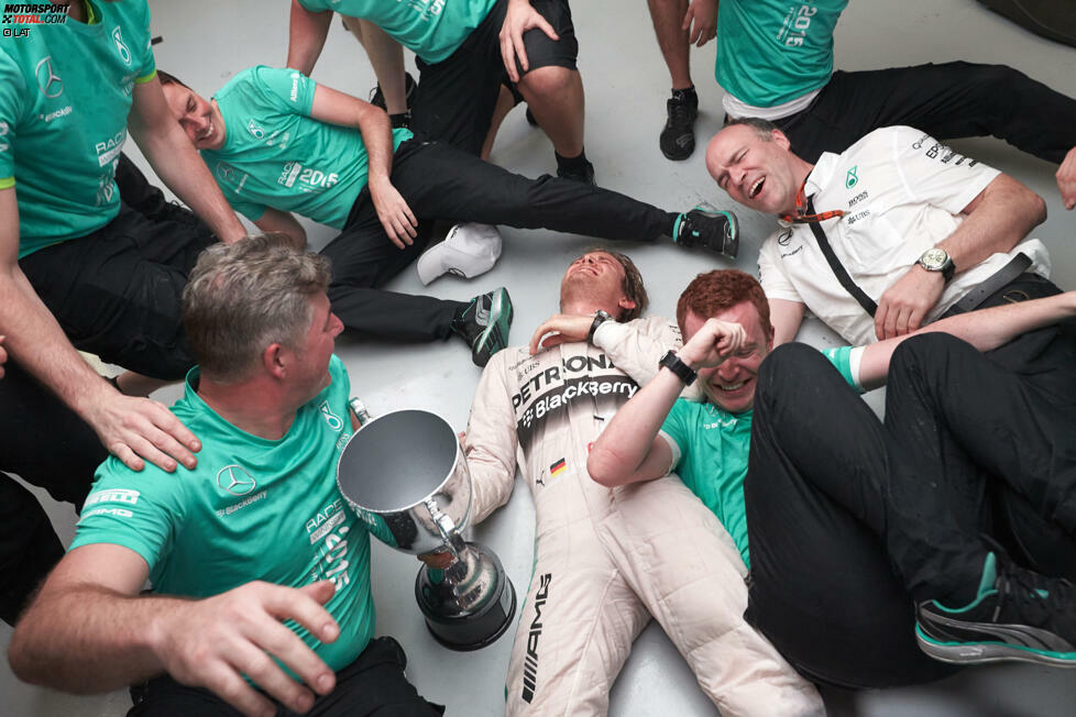 Brasilien 2015 ist (genau wie 2014) das Wochenende des Nico Rosberg - und große Siege dürfen groß gefeiert werden. Dass dabei schon mal was schiefgehen kann, fällt in die Kategorie Kollateralschaden. Denn Rosberg steht ein Rennen vor Schluss bereits als WM-Zweiter fest. Damit hat Mercedes auch das allerletzte Saisonziel erreicht.