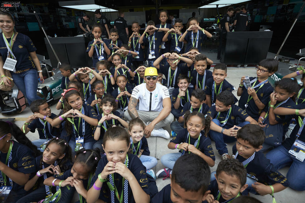 Immerhin: Beim Fotoshooting mit den brasilianischen Kids wirkt Hamilton schon wieder deutlich fitter als beim Termin bei Madame Tussauds eine Woche zuvor. Und, sind wir mal ehrlich: Die Kinder in Sao Paulo sind auch etwas lebhafter als die Wachsfiguren in London.