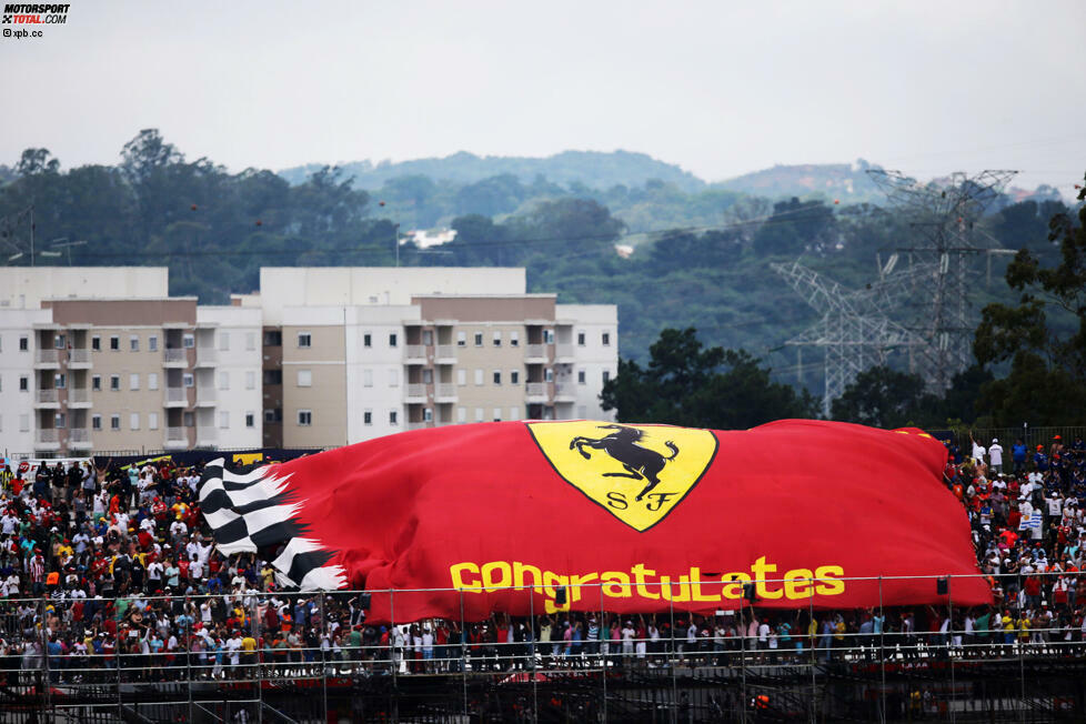 Manche Dinge ändern sich in Interlagos nie. Zum Beispiel, dass auf Höhe der ersten Zwischenzeit eine riesengroße Ferrari-Flagge ausgerollt wird. Und das, obwohl Rubens Barrichello und Felipe Massa längst nicht mehr Ferrari fahren.