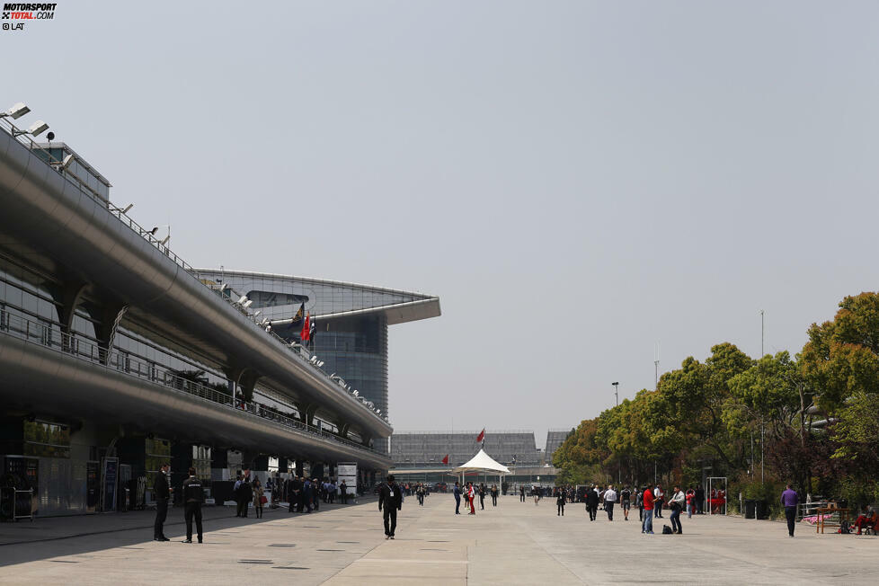 Schanghai ist die gigantischste Rennanlage der Welt, mit einem Paddock, der fast schon zu breit ist, als dass so etwas wie Atmosphäre aufkommen könnte. 