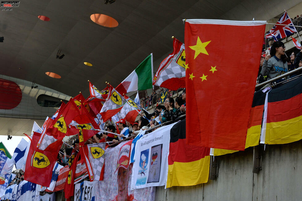 Elf Jahre nach der Formel-1-Premiere entsteht in China so etwas wie eine Fankultur. Kaum woanders werden so viele Fahnen geschwenkt wie in Schanghai. Und die meisten Fans hat - wie fast überall auf der Welt - Ferrari.