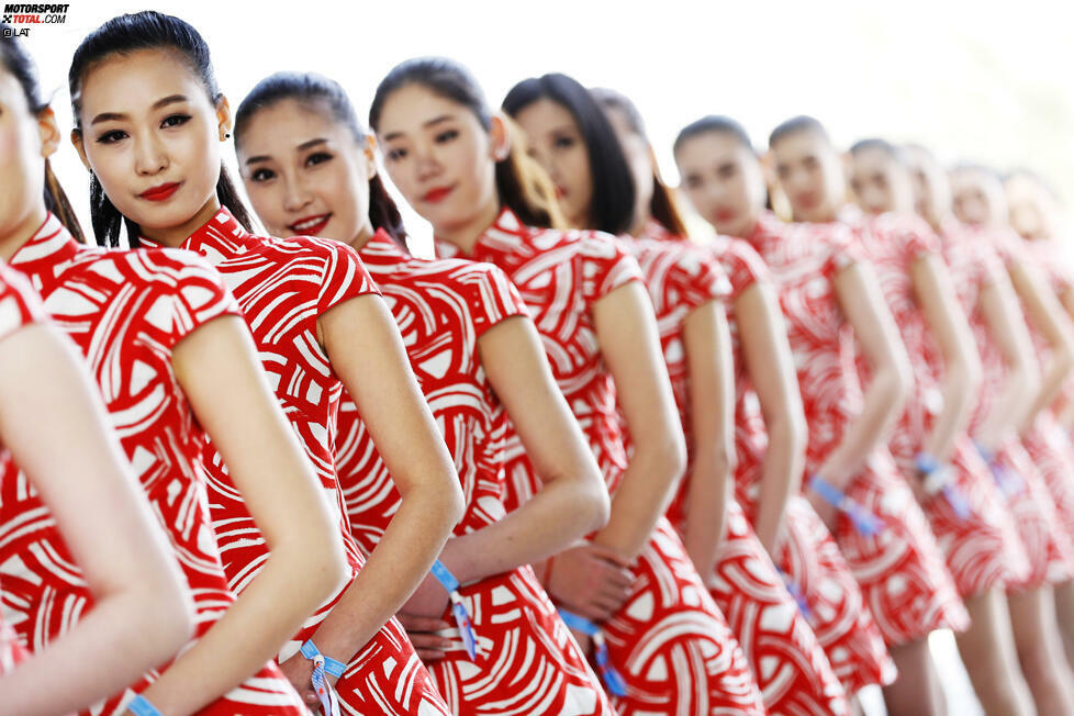 Die Aufgabe der chinesischen Gridgirls ist eine einfache: immer brav lächeln.
