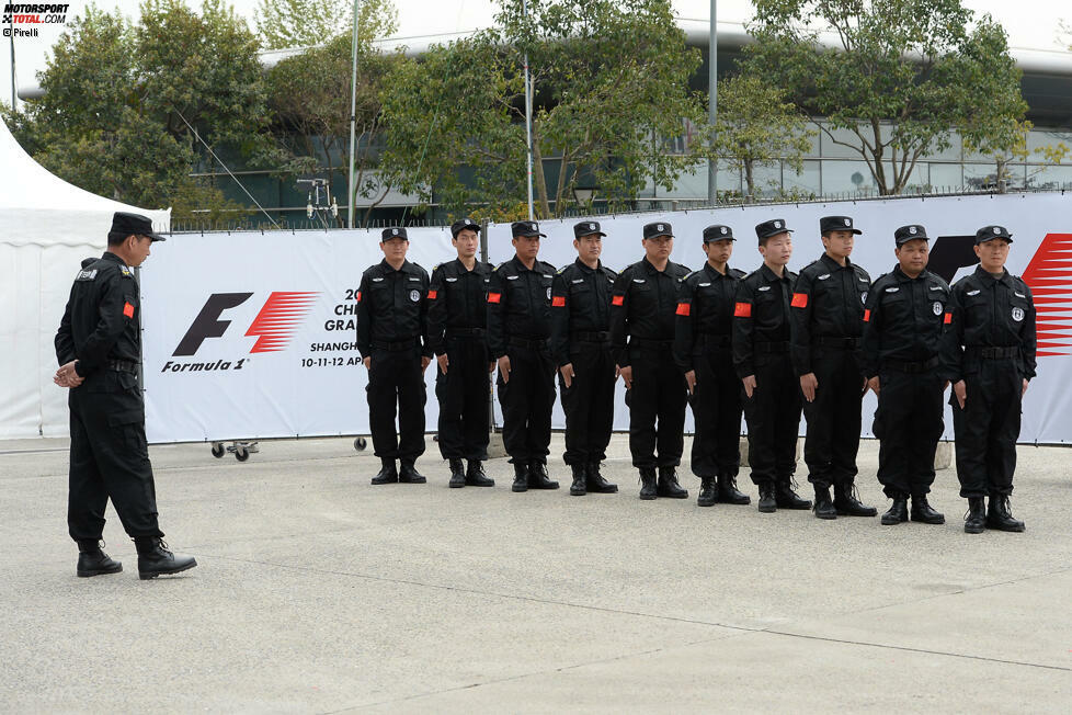 Wohingegen diese Security-Herren am Freitag ihren großen Auftritt haben, als ein verrückter Fan vor der Nase von Sergio Perez über die Strecke läuft. Der Irre wollte offenbar Vettels Ferrari ausprobieren - und landet stattdessen in den Händen der Polizei.
