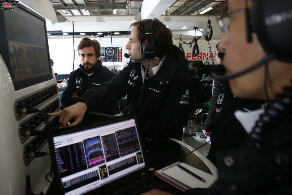 Nach technischem Defekt im Freien Training hat Fernando Alonso wieder mal Zeit, sich eine Session mit den Ingenieuren anzuschauen. Trotzdem beteuert er: 