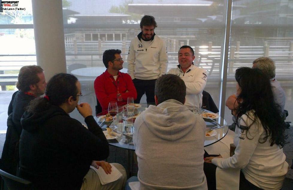 Paella statt Pasta: Es hat wohl mit dem spanischen Einfluss zu tun, dass bei beim britischen McLaren-Team nun spanische Reispfannen serviert werden, wenn Journalisten zu Gast sind.