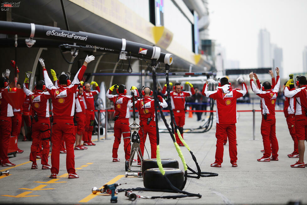Nicht nur die Fahrer müssen topfit sein, sondern das gesamte Team - denn ein müder Mechaniker beim Boxenstopp kann unter Umständen über Sieg oder Niederlage entscheiden. Also wärmt sich bei Ferrari das ganze Team gemeinsam auf.