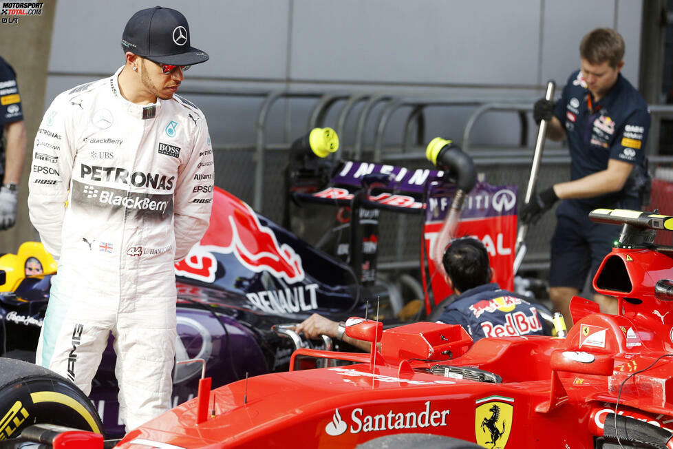 Auch wenn der Mercedes das beste Auto ist: Ein verstohlener Blick ins Cockpit der Konkurrenz kann nicht schaden. Denkt sich Lewis Hamilton und spioniert in Sebastian Vettels Arbeitsplatz rum.