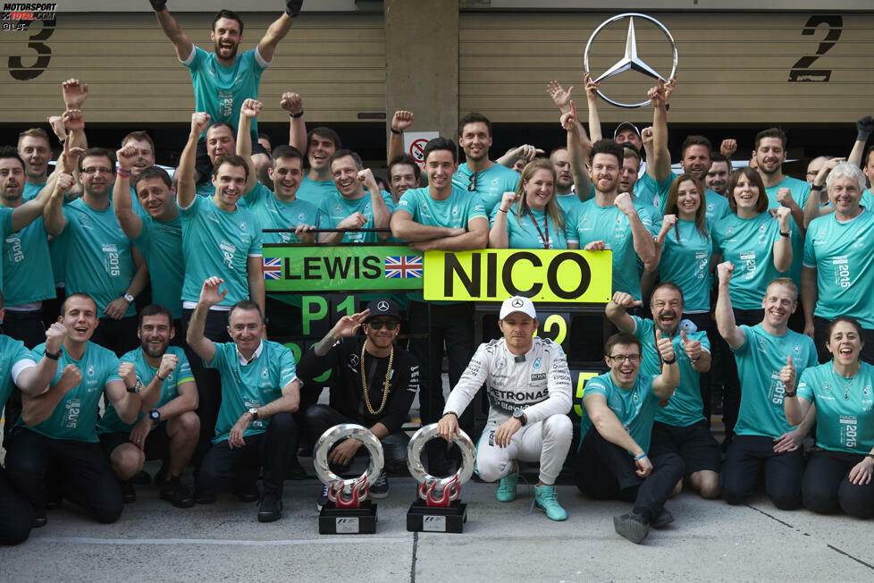 Das ganze Mercedes-Team feiert über den zweiten Sieg im dritten Rennen - aber Nico Rosberg fällt es mit jedem verstrichenen Rennen schwerer, ein braves Teamplayer-Lächeln aufzusetzen.