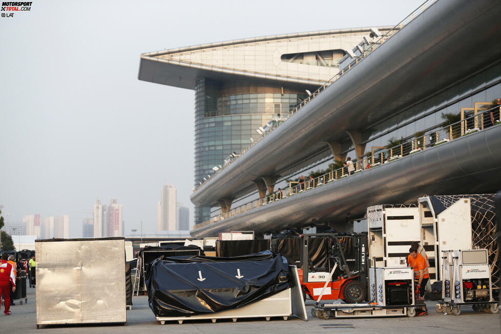 Das große Packen: Schon am Donnerstag muss der Formel-1-Paddock in Bahrain aufgebaut sein, wo das vierte Saisonrennen stattfindet. 