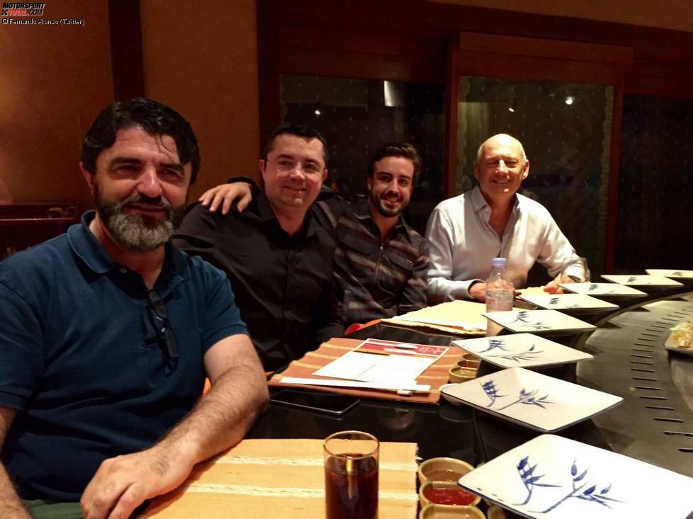 Friede, Freude, Eierkuchen abends beim Japaner: Manager Luiz Garcia Abad, Eric Boullier, Ron Dennis und Fernando Alonso. Wer vor fünf Jahren auf dieses Foto gewettet hätte, wäre heute steinreich. Aber das macht McLaren-Honda nicht schneller.