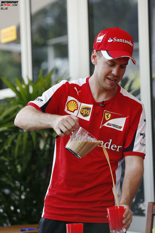 Sebastian Vettel fühlt sich wohl bei Ferrari. So wohl, dass er sich für TV-Crews auch mal auf dumme Spielchen einlässt. Und dass er mit dem Cappuccino schon ganz gut umgehen kann, beweist dieses Foto.