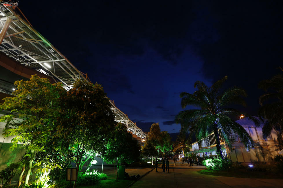 Wenn es gerade mal nicht wie aus Eimern schüttet, kann Malaysia übrigens auch wunderschön sein. Tolle Atmosphäre abends im bunt beleuchteten Paddock...