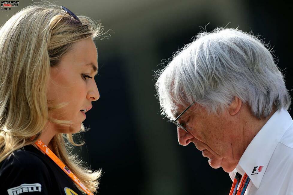 Wo Bernie Ecclestone da wohl hinguckt? Hätte er nicht die Augen zu, könnte man ihm glatt ein gesteigertes Interesse an Carmen Jordas Dekolletee unterstellen.