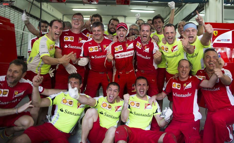 Tränen bei der Scuderia, aber jetzt sind es wieder Tränen der Freude: Sebastian Vettel feiert seinen historischen ersten Ferrari-Sieg. 