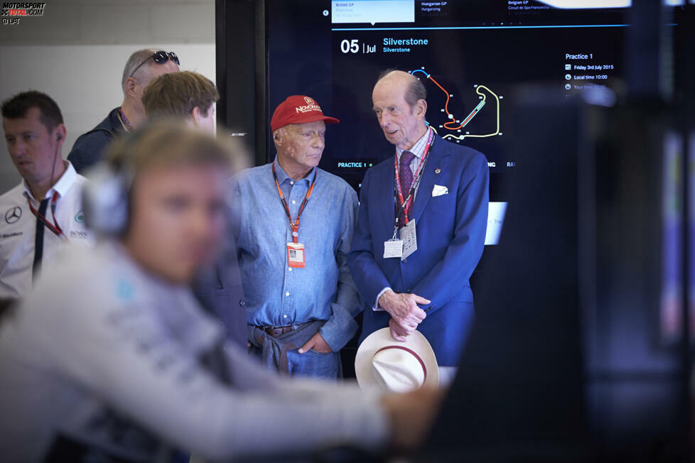 Prinz Edward, Herzog von Kent und Cousin von Queen Elizabeth, gehört zumindest in Silverstone zu den Stamm-VIPs. Hier lässt er sich von Niki Lauda erklären, was die Silberpfeile so schnell macht.