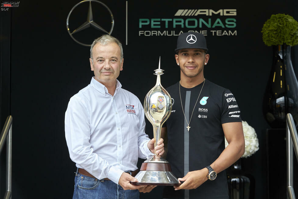 Mit seinen Aussagen über diverse Sponsorenpokale aus Plastik hat Lewis Hamilton vor Silverstone ein gigantisches Medienecho ausgelöst. Fast so, als wolle man ihn besänftigen, bekommt er zwei richtig schöne Objekte mit auf den Weg. Einmal die Mike-Hawthorn-Trophy für den bestplatzierten britischen Fahrer in Silverstone 2014, ...