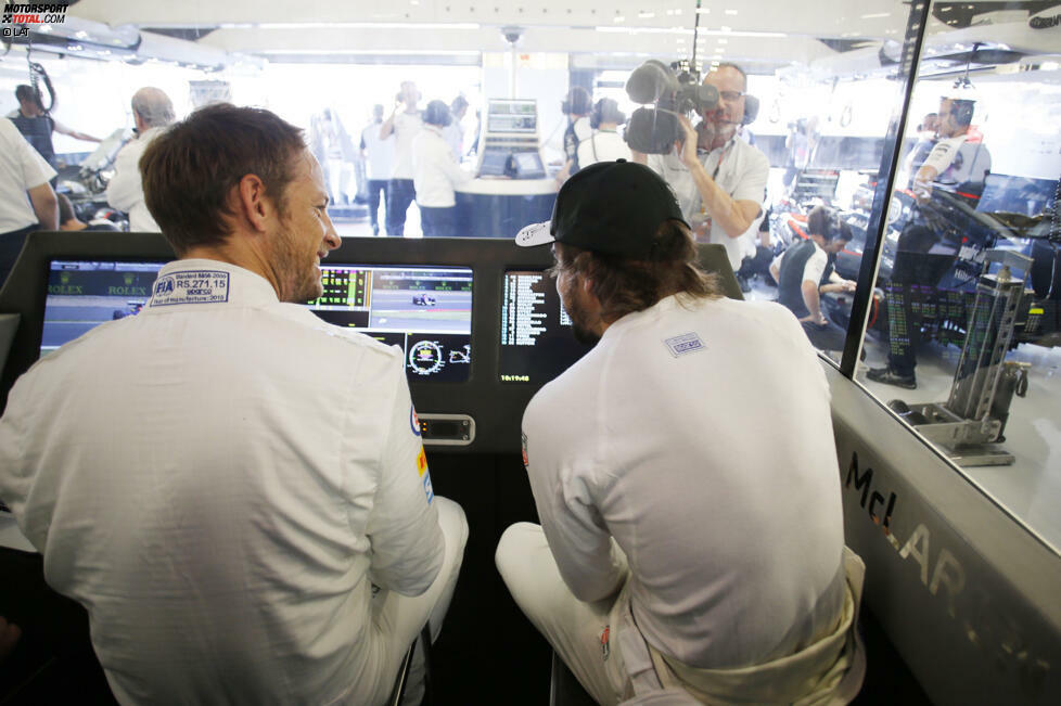 Sorgen ganz anderer Art haben die Ex-Champions Jenson Button und Fernando Alonso. Weil ihre Autos meistens streiken, nehmen sie während des Freien Trainings mal eben in der VIP-Loge der McLaren-Box Platz. Sehr viele Gäste scheint das Team nämlich gerade nicht zu haben.