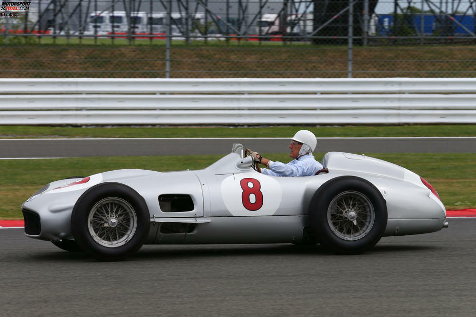 Dass nach Silverstone 140.000 Zuschauer kommen, ist kein Wunder. Das vorbildliche Rahmenprogramm beinhaltet Stirling Moss im Silberpfeil, ...