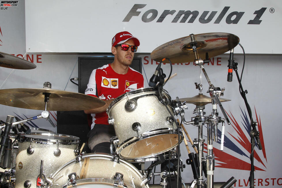 ... und ein ganz besonderes Highlight, nämlich Sebastian Vettel an den Drums. Die er, nebenbei bemerkt, zwar nicht so gut wie seinen Ferrari, aber gar nicht mal so schlecht beherrscht.