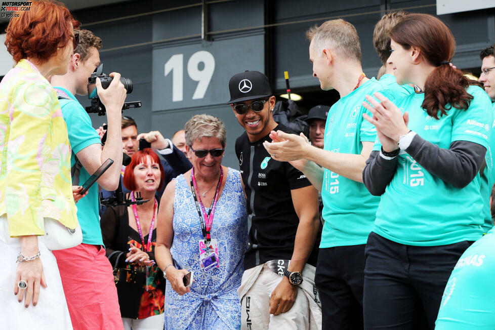 Der Jubel des Siegers: Lewis Hamilton feiert mit seiner Mutter Carmen Lockhart...