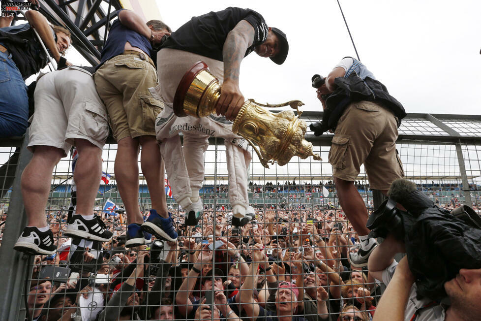 ... und mit zehntausenden Fans auf der Grand-Prix-Stage. Danke, Silverstone - das war Formel 1 